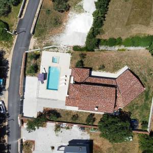 Prodaja - luksuzna vila s bazenom i jacuzzijem na prostranoj okućnici, Marčana!