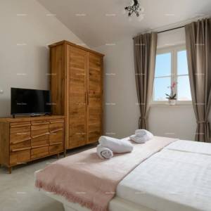 Prodaja - luksuzna vila s bazenom i jacuzzijem na prostranoj okućnici, Marčana!