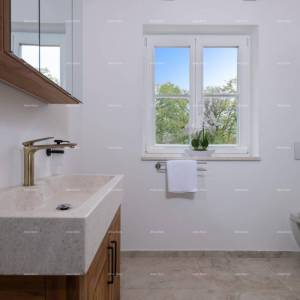 Prodaja - luksuzna vila s bazenom i jacuzzijem na prostranoj okućnici, Marčana!