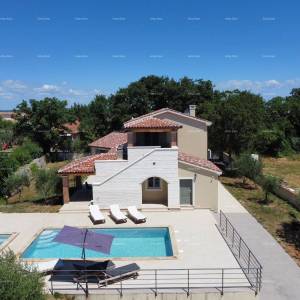 Prodaja - luksuzna vila s bazenom i jacuzzijem na prostranoj okućnici, Marčana!