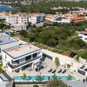 Prodaja - novoizgrađena, moderna i ekskluzivna vila s bazenom, Volme, Pula!