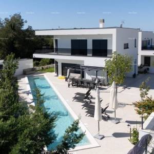 Prodaja - novoizgrađena, moderna i ekskluzivna vila s bazenom, Volme, Pula!