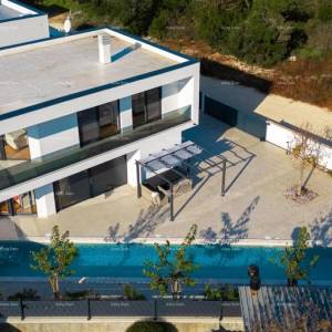 Prodaja - novoizgrađena, moderna i ekskluzivna vila s bazenom, Volme, Pula!