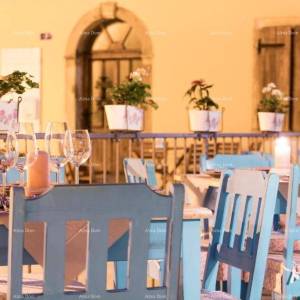 Prodaja- obiteljski hotel u srcu stare jezgre ribarskog grada, Fažana! 100 m od mora!