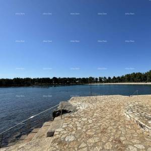 Prodaja stana s parkirnim mjestom na odličnoj lokaciji, 50 m od mora i plaža, Novigrad!