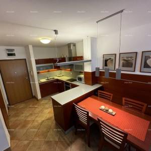 Prodaja stana s parkirnim mjestom na odličnoj lokaciji, 50 m od mora i plaža, Novigrad!