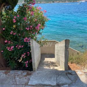 Prodaja,Preko,Otok Ošljak,kuća 87m2 prvi red do mora.
