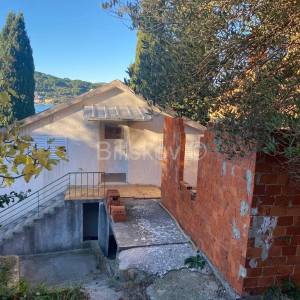 Prodaja,Preko,Otok Ošljak,kuća 87m2 prvi red do mora.