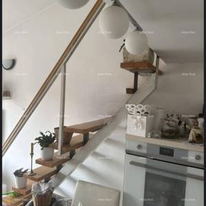 Prodaje se dvoetažni stan u Puli