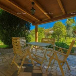 Prodaje se kuća s građevinskim zemljištem, 200 m od plaže – Umag