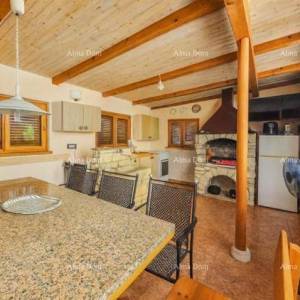 Prodaje se kuća s građevinskim zemljištem, 200 m od plaže – Umag