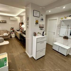 Prodaje se luksuzan prostrani stan u centru Rovinja