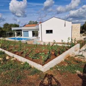 Prodaje se moderna,  elegantna prizemnica s bazenom, blizu Rovinja