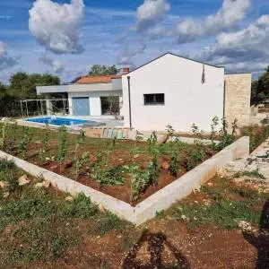 Prodaje se moderna,  elegantna prizemnica s bazenom, blizu Rovinja