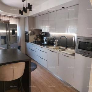 Prodaje se stan 90m2 sa konobom i vrtom, Novigrad