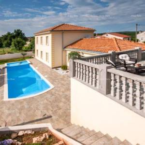 Prodaje se vila sa bazenom, blizu Barban