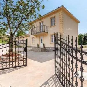 Prodaje se vila sa bazenom, blizu Barban