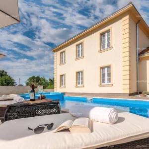 Prodaje se vila sa bazenom, blizu Barban