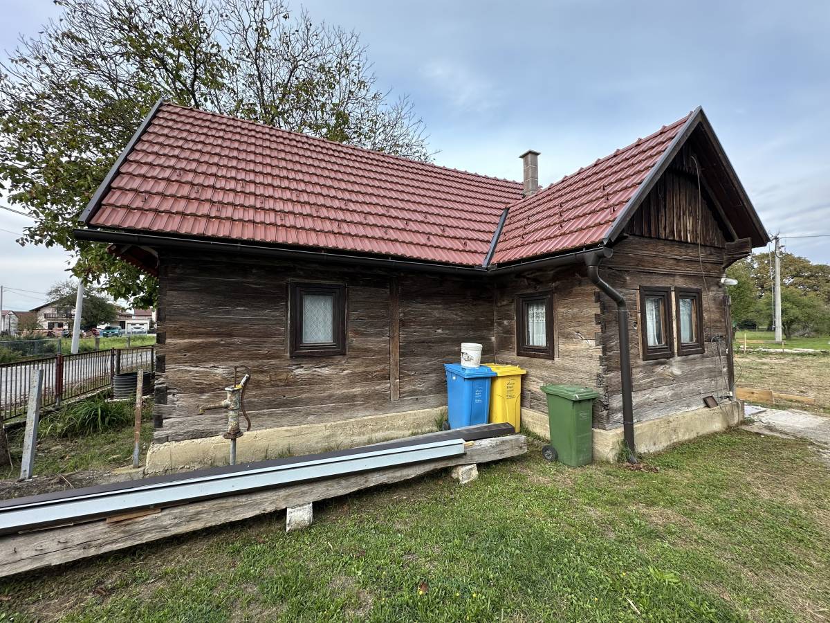 Prodajem hrastovu drvenu kuću za preseljenje – 45 m²