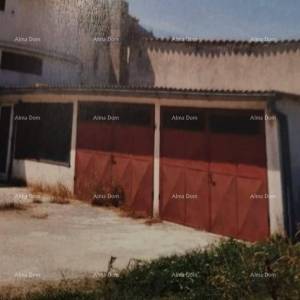 Prodajemo kamenu kuću u centru Brtonigle!