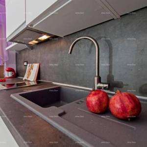 Prodajemo kuću, blizina uvale Cuve, s dodatnim objektima.