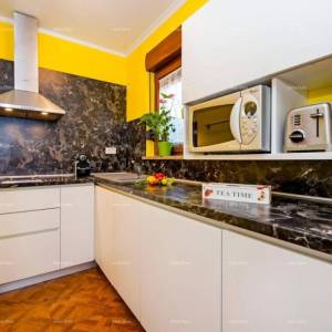 Prodajemo kuću, blizina uvale Cuve, s dodatnim objektima.