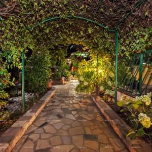 Prodajemo kuću, blizina uvale Cuve, s dodatnim objektima.