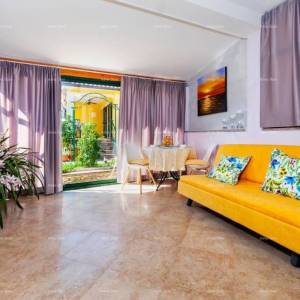 Prodajemo kuću, blizina uvale Cuve, s dodatnim objektima.