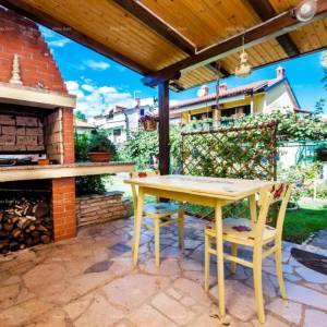 Prodajemo kuću, blizina uvale Cuve, s dodatnim objektima.