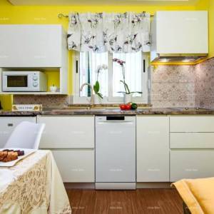 Prodajemo kuću, blizina uvale Cuve, s dodatnim objektima.