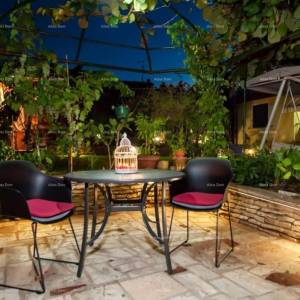 Prodajemo kuću, blizina uvale Cuve, s dodatnim objektima.