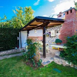 Prodajemo kuću, blizina uvale Cuve, s dodatnim objektima.