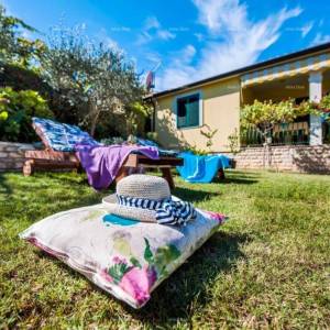 Prodajemo kuću, blizina uvale Cuve, s dodatnim objektima.