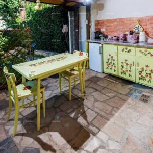 Prodajemo kuću, blizina uvale Cuve, s dodatnim objektima.