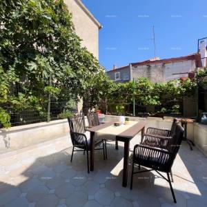 Prodajemo kuću sa poslovnim prostorom u Centru Medulina!