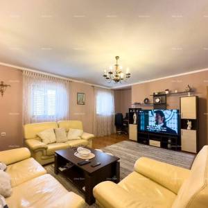 Prodajemo kuću sa poslovnim prostorom u Centru Medulina!