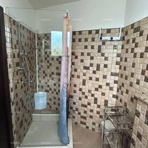 Prodajemo kuću sa više apartmana i bazenom. Pula Veli vrh.