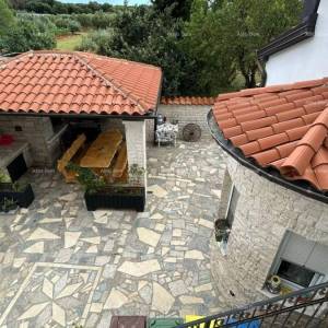 Prodajemo kuću sa više apartmana i bazenom. Pula Veli vrh.