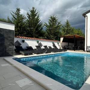 Prodajemo kuću sa više apartmana i bazenom. Pula Veli vrh.