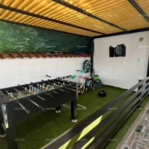 Prodajemo kuću sa više apartmana i bazenom. Pula Veli vrh.