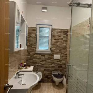 Prodajemo kuću sa više apartmana i bazenom. Pula Veli vrh.