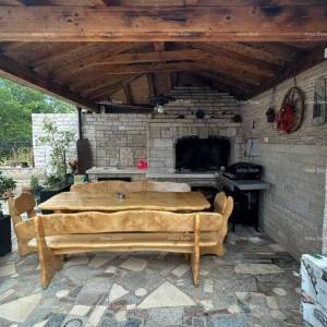 Prodajemo kuću sa više apartmana i bazenom. Pula Veli vrh.