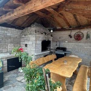 Prodajemo kuću sa više apartmana i bazenom. Pula Veli vrh.