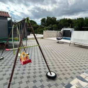 Prodajemo kuću sa više apartmana i bazenom. Pula Veli vrh.