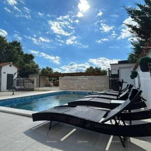 Prodajemo kuću sa više apartmana i bazenom. Pula Veli vrh.