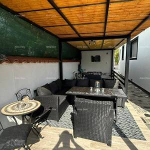 Prodajemo kuću sa više apartmana i bazenom. Pula Veli vrh.