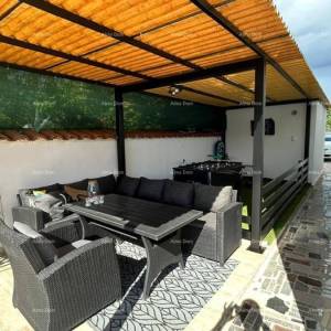 Prodajemo kuću sa više apartmana i bazenom. Pula Veli vrh.