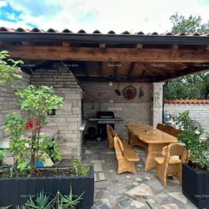 Prodajemo kuću sa više apartmana i bazenom. Pula Veli vrh.