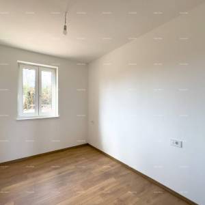 Prodajemo stan sa vrtom u Barbanu.