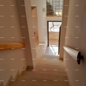 Prodajemo stan u kuci sa vrtom.. Medulin.